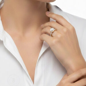 „Perlenschmuck Set 585 Gold – Halskette, Ohrringe und Damenring mit Süßwasserperlen & Zirkonia, BARTI Jewels, Studio-Hintergrund“