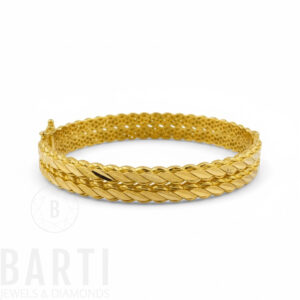 Burma Armreifen 585 Gold, 11 mm Breite, 16.30 g, geflochtenes Design, massiver Damen-Armreif mit Verschluss, BARTI Jewels & Diamonds, weißer Hintergrund.