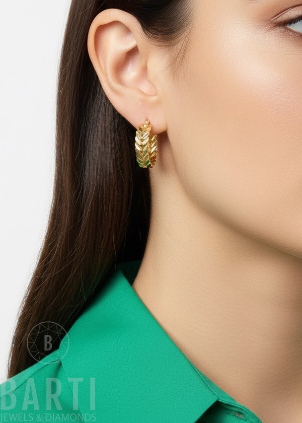 Basak Ohrringe Gold 585 – Creolen im Kornähren-Design aus 14 Karat Gold, 20 mm Durchmesser, 4,80 g Gewicht, Echtgoldschmuck von BARTI Jewels & Diamonds auf weißem Hintergrund.