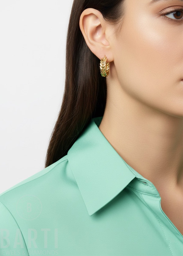 Basak Ohrringe Gold 585 – Creolen im Kornähren-Design aus 14 Karat Gold, 20 mm Durchmesser, 4,80 g Gewicht, Echtgoldschmuck von BARTI Jewels & Diamonds auf weißem Hintergrund.