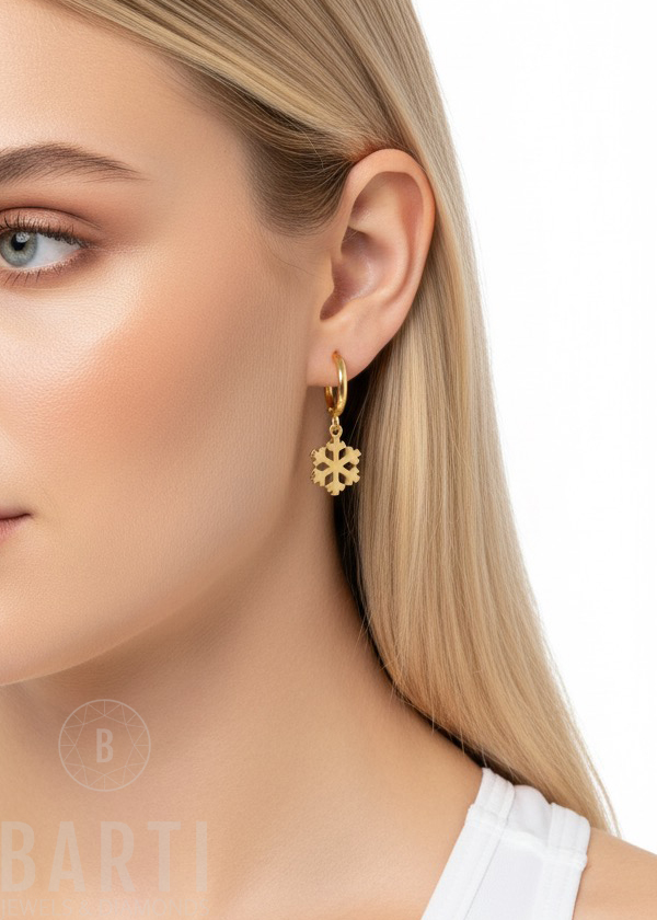 Schneeflocke Ohrringe Gold 585 – Creolen mit filigranen Schneeflocken-Anhängern aus 14 Karat Gold, 2,40 g Gewicht, eleganter Damenschmuck von BARTI Jewels & Diamonds auf weißem Hintergrund.