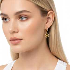 Schneeflocke Ohrringe Gold 585 – Creolen mit filigranen Schneeflocken-Anhängern aus 14 Karat Gold, 2,40 g Gewicht, eleganter Damenschmuck von BARTI Jewels & Diamonds auf weißem Hintergrund.