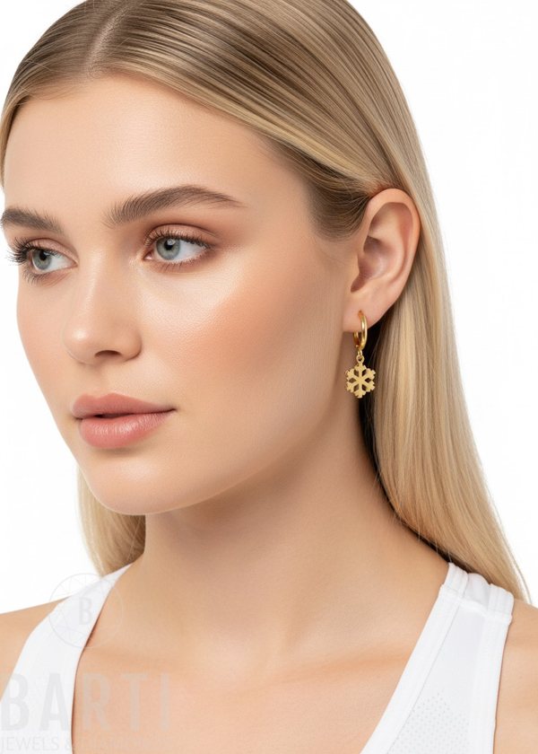 Schneeflocke Ohrringe Gold 585 – Creolen mit filigranen Schneeflocken-Anhängern aus 14 Karat Gold, 2,40 g Gewicht, eleganter Damenschmuck von BARTI Jewels & Diamonds auf weißem Hintergrund.