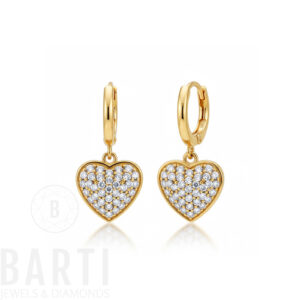 Herz Ohrringe Gold 585 – Creolen mit herzförmigen Anhänger aus 14 Karat Gold, 2,40 g Gewicht, besetzt mit Strass-Steinen, Schmuck von BARTI Jewels & Diamonds auf weißem Hintergrund.