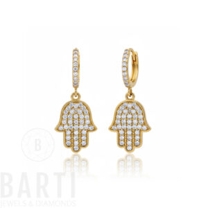 Hamsa Hand Ohrringe Gold 585 – elegante Damen Kreolen aus 14 Karat Gold mit funkelnden Strass-Steinen, Symbol der Hand der Fatima, Schmuck von BARTI Jewels & Diamonds auf weißem Hintergrund.