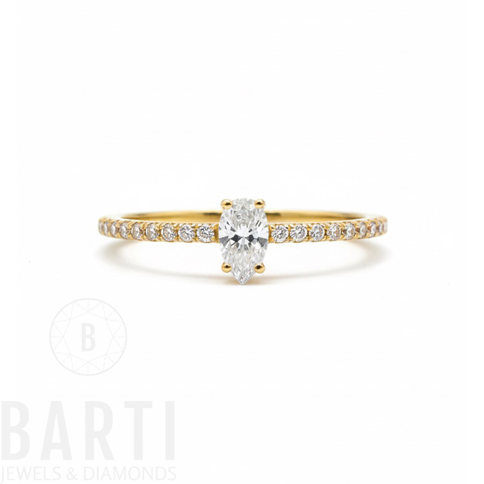 Tropfen Ring 585 Gold, 5 mm Breite, 1.25 g, funkelnder Solitärring von BARTI Jewels & Diamonds, weißer Hintergrund.