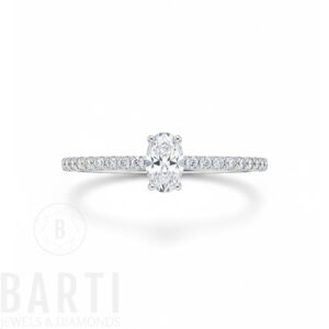 Oval Ring 585 Gold, 5 mm Breite, 1.25 g, Solitärring mit Pavé-Besatz von BARTI Jewels & Diamonds, weißer Hintergrund.