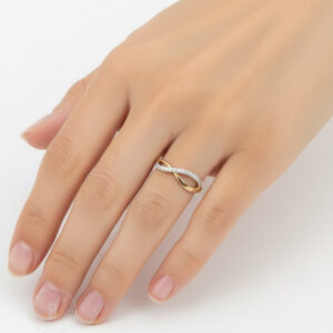 Infinity Ring 585 Gold, 6 mm Breite, 1.65 g, funkelnder Damenring von BARTI Jewels & Diamonds, weißer Hintergrund.