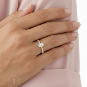 Ovalring 585 Gold mit 4×7 mm Zirkonia, Pavé-Schiene, 2 mm Breite, 2.80 g Gewicht, eleganter Goldring von BARTI Jewels & Diamonds, weißer Hintergrund.