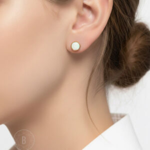 Opal Ohrringe 585 Gold mit 8,5 mm Opalsteinen. Elegante Echtgold-Ohrstecker mit schimmerndem Farbspiel.