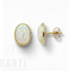 Opal Ohrringe 585 Gold oval – Echtgold Ohrstecker mit schimmerndem Opal auf weißem Hintergrund, BARTI Jewels